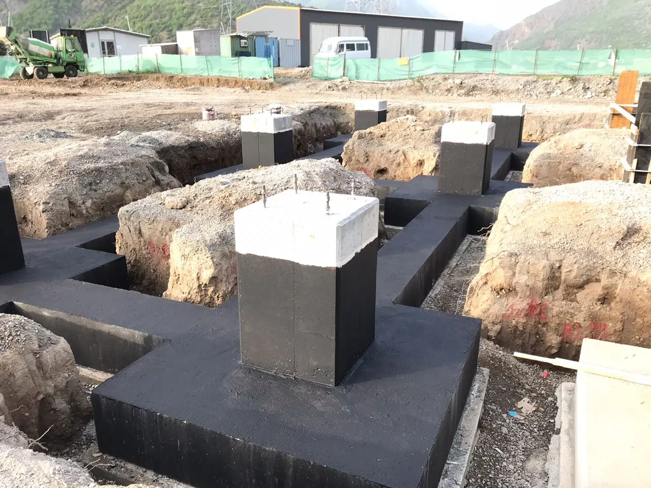 Waterproofed reinforced-concrete equipment foundations